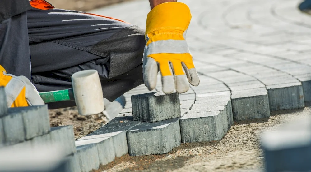 Estetyka i trwałość – jak prawidłowo stosować fugę do kostki brukowej i lakier do betonu?